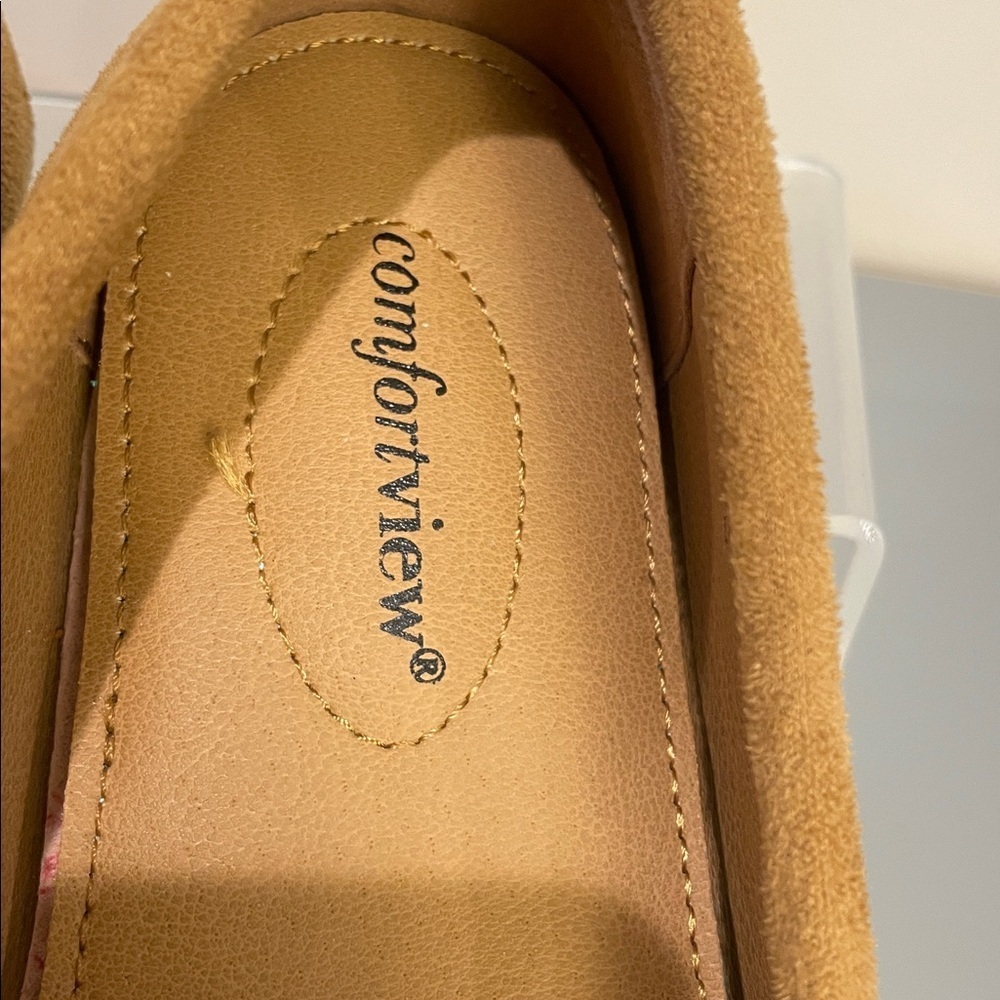 Comfortview The Milena moccasin slip-on flats in a tan faux suede, size 8.5 Wide - Picture 2 of 8